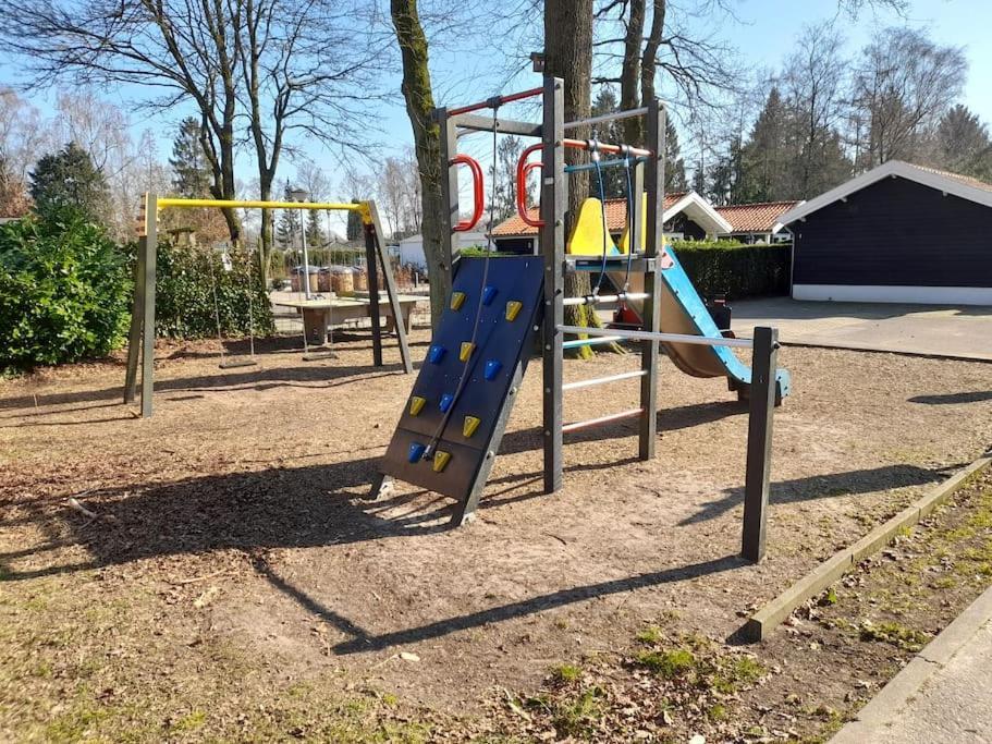 Gezellig Ingerichte Blokhut Op Een Rustig Park! Putten Exteriör bild